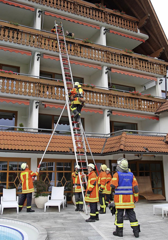 Feuerwehrbung am Hotel Ludinmhle: La...erletzte geborgen und versorgt werden.  | Foto: Dagmar Barber