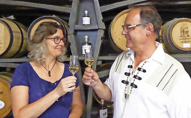 Andres Preiser und Christina Leutze pr...erin und Spezialistin fr Destillate.   | Foto: Edelgard Bernauer