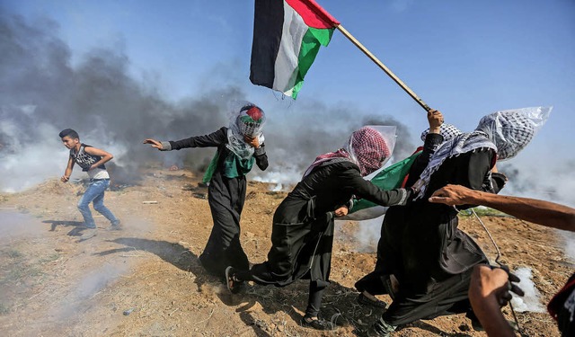Demonstrantinnen schtzen sich im Gazastreifen vor dem Trnengas.  | Foto: dpa