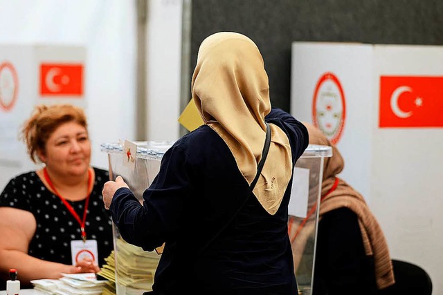 Wahlhelferin und Whlerin in einem trkischen Wahllokal.  | Foto: dpa