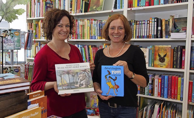 Antonia und Patricia Merkel verkaufen ...cher, die sie als Kinder gern lasen.   | Foto:  Burkhardt