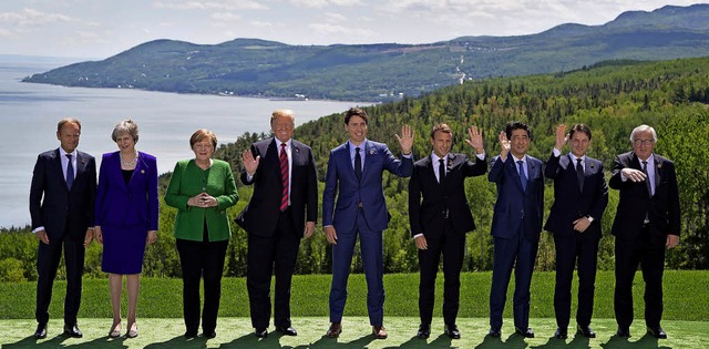 Lachen fr die Kamera: Die Staatenlenk...h beim G7-Gipfel zum offiziellen Foto.  | Foto:  afp
