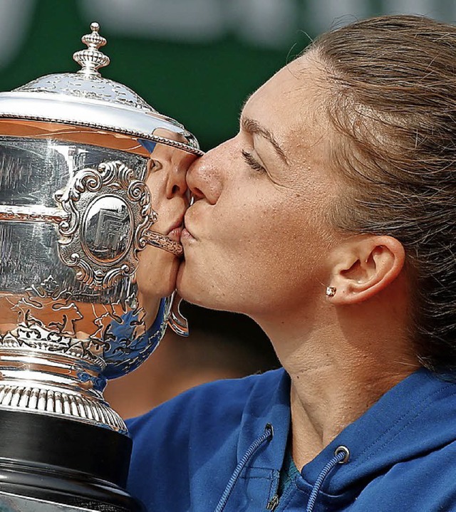 berglcklich mit dem Pokal: Simona Halep.  | Foto:  dpa