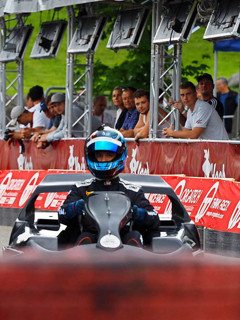 Leise Motoren, quietschende Reifen: Beim Hochschwarzwald Grand Prix am Schluchseering sind E-Karts gegeneinander angetreten – unter den Fahrern waren auch einige Promis.