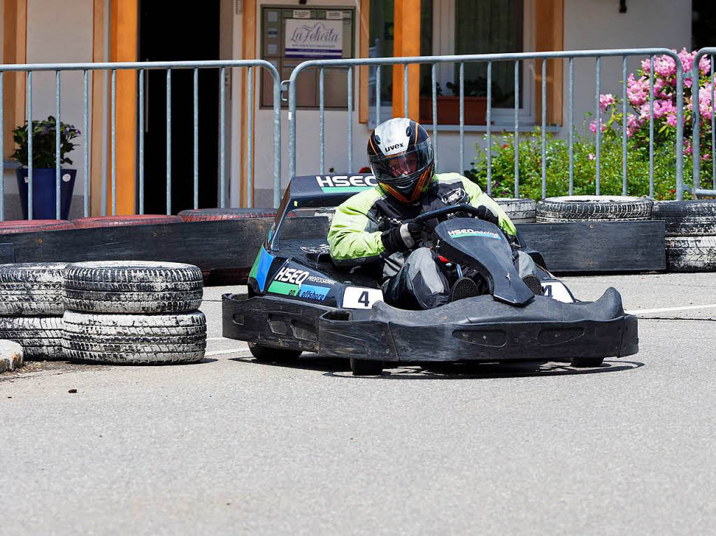Leise Motoren, quietschende Reifen: Beim Hochschwarzwald Grand Prix am Schluchseering sind E-Karts gegeneinander angetreten – unter den Fahrern waren auch einige Promis.