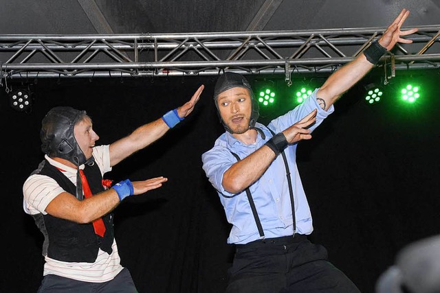 Das Akrobatik-Komik-Duo Alex und Josch...uf dem Tutti-Kiesi-Gelnde aufs Beste.  | Foto: Leony Stabla