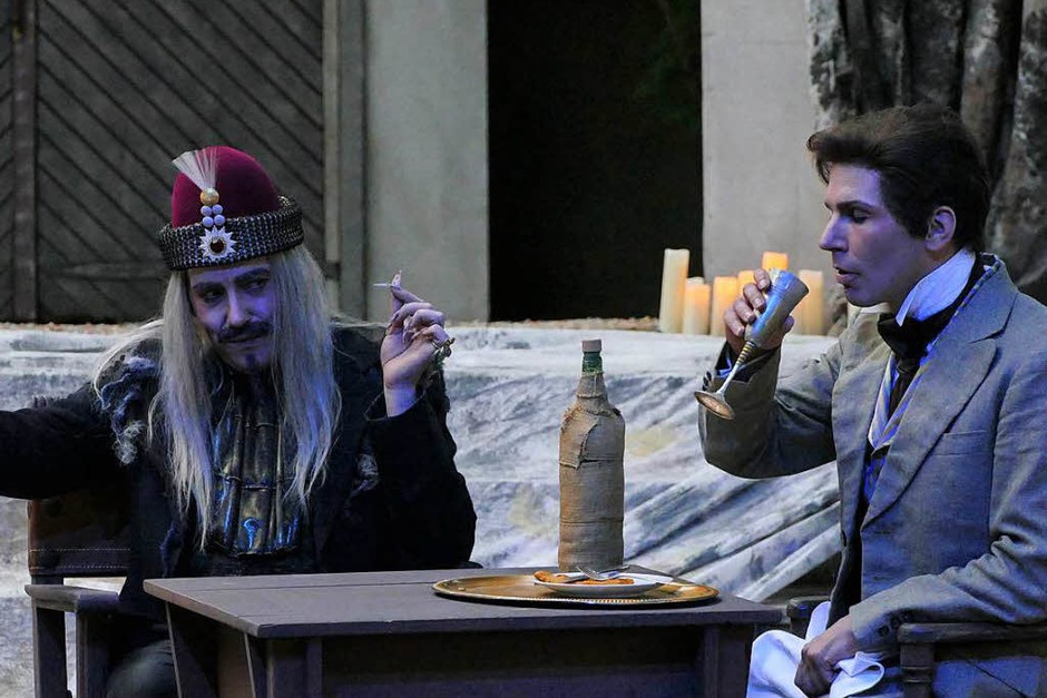 Der Anwalt Jonathan Harker (Ben Lambracht, rechts) gerät in die Fänge des Grafen Dracula (Mirco Lambracht). (Foto: Frank Kreutner) Der Anwalt Jonathan Harker (Ben Lambracht, rechts) gerät in die Fänge des Grafen Dracula (Mirco Lambracht). (Foto: Frank Kreutner)