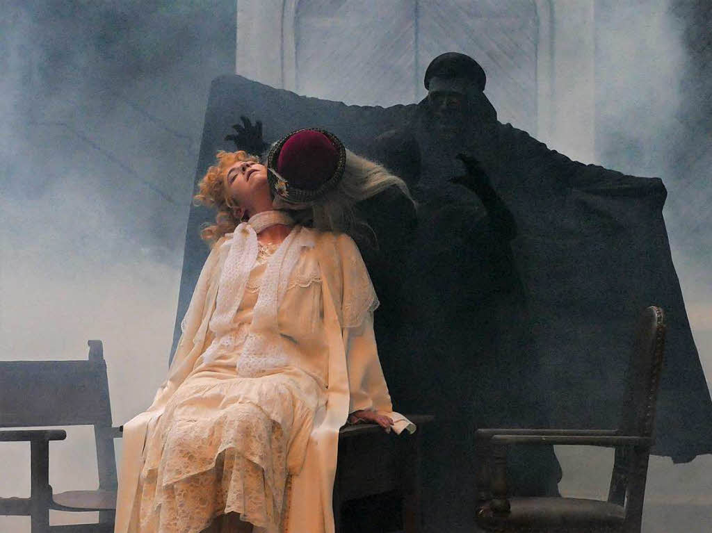 Graf Dracula (Mirco Lambracht) zieht Lucy (Alexandra Laurenat) auf seine dunkle Seite.
