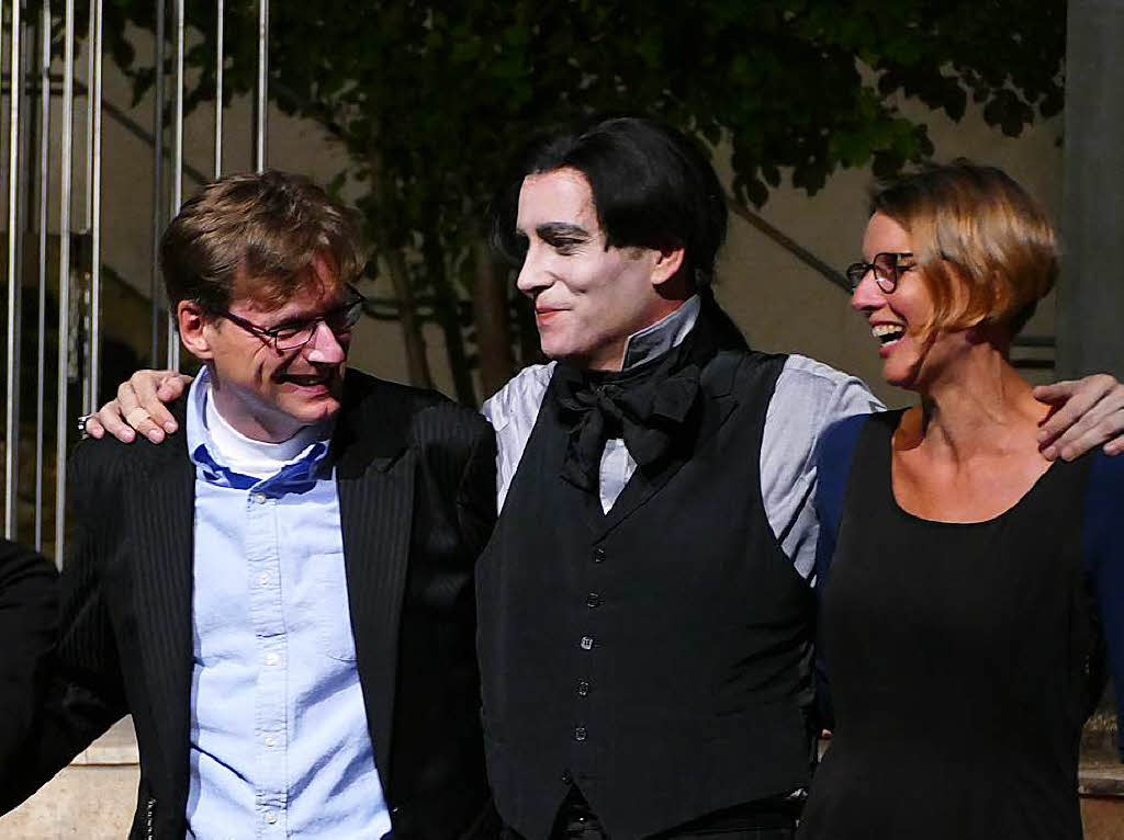 Dracula (Mirco Lambracht) zusammen mit Regisseur Armin Kuner und Bhnenbildnerin Stephanie Breidenstein