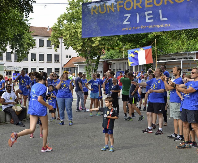 Die Teilnehmer des Laufs &#8222;Run fo...an der Stadthalle willkommen geheien.  | Foto: Hans-Jochen Voigt