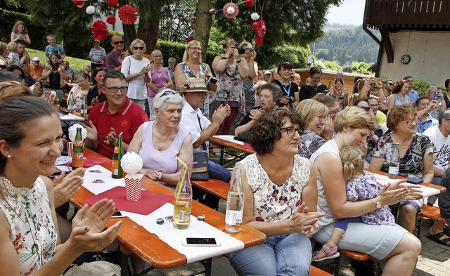 Voll besetzt waren die Tische im Tretenhof, ehe der Gewitterschauer kam.   | Foto: Heidi Fssel