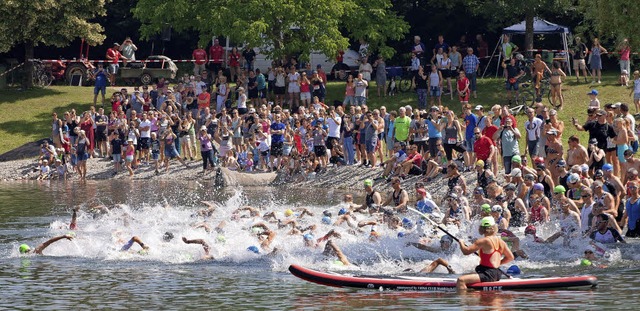 Los geht&#8217;s: Kaum ist der Startsc...en, kocht das Wasser des Mller-Sees.   | Foto: Martin Wendel