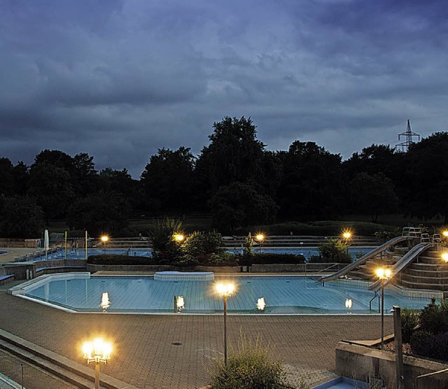 Stimmungsvoll, aber leider leer: Das Nachtschwimmen fiel dem Wetter zum Opfer.   | Foto: Jannik Mirkai