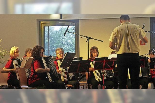 Harmoniker spielen unterhaltsames Jahreskonzert