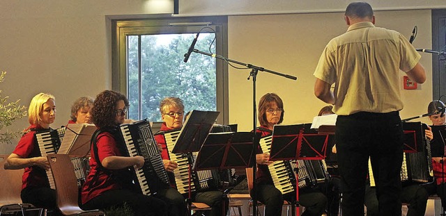 Das Harmonika-Orchester Laufenburg unt... Rotzel mit weichen Akkordeon-Klngen.  | Foto: MichelleGntert
