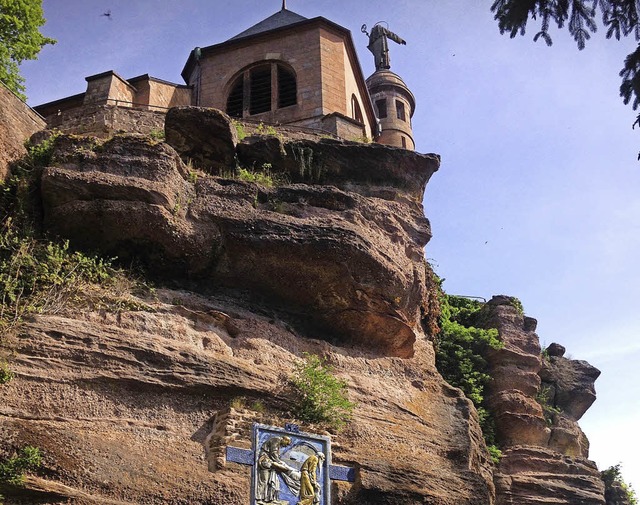 Das Kloster St. Odilien thront auf mchtigen Sandsteinformationen.  | Foto: Edwin Dreher