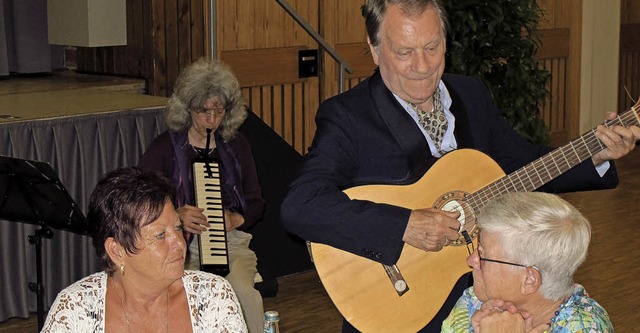 Mit nachdenklichen und lustigen Lieder...Pirman, die Gste beim Mundart-Dinner.  | Foto: Jutta Schtz