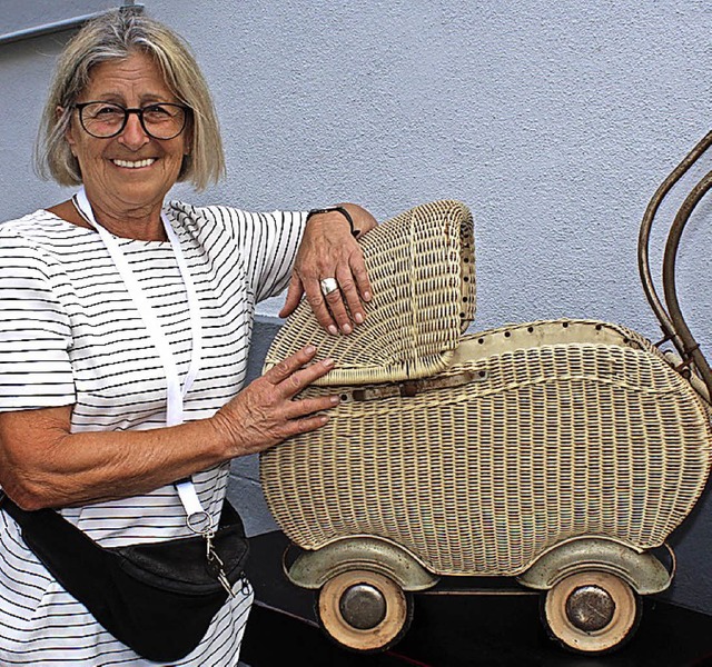 Ursula Bhler mit dem Puppenwagen aus ihrer Kindheit  | Foto: Anja Bertsch
