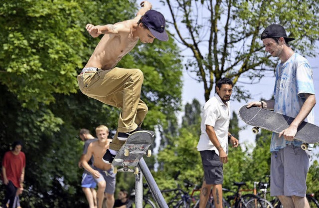Um ihre Kunst zu zeigen, gengen Skate...leinste Hilfsmittel wie ein Gelnder.   | Foto: Michael Bamberger