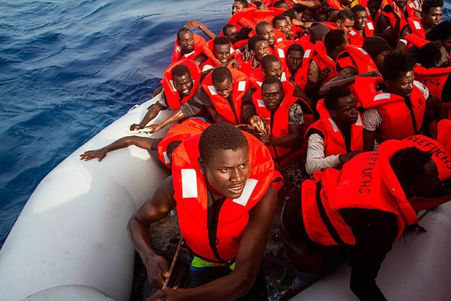 Mehr als 1000 Menschen sind am Wochene... Booten im Mittelmeer gerettet worden.  | Foto: dpa