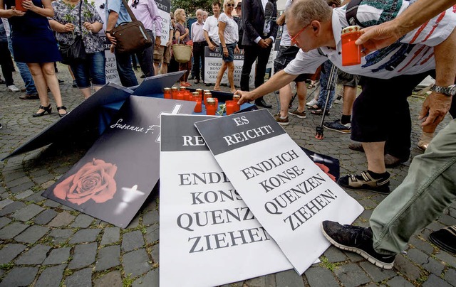 Plakate einer Mahnwache der AfD in Mainz  | Foto: dpa