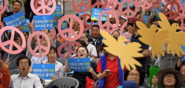 Vor dem Gipfeltreffen demonstrieren Sdkoreaner fr den Frieden mit Nordkorea.  | Foto: afp