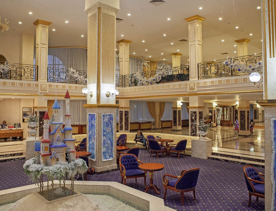 Heimeliges Zuhause? Die Lobby im Hotel..., wo Deutschlands Kicker wohnen werden  | Foto: dpa