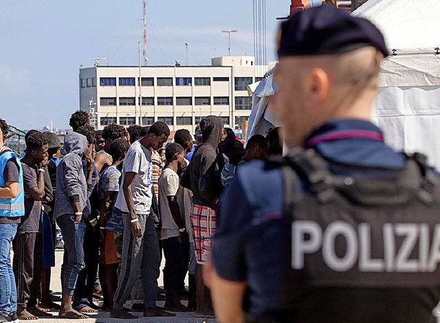 Aus dem Meer gerettete Migranten im italienischen Reggio Calabria  | Foto: dpa