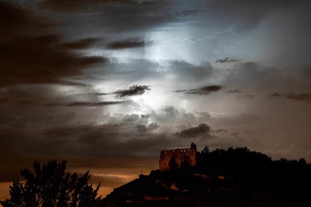 Blitze eines ber das Elsass und Sdba... von Staufen im Breisgau am Himmel ab.  | Foto: dpa