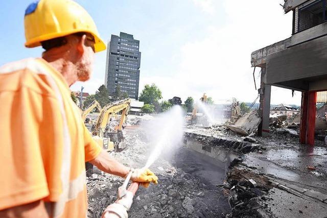 Fotos: Wie das Gebude auf dem Postareal in Lrrach verschwindet