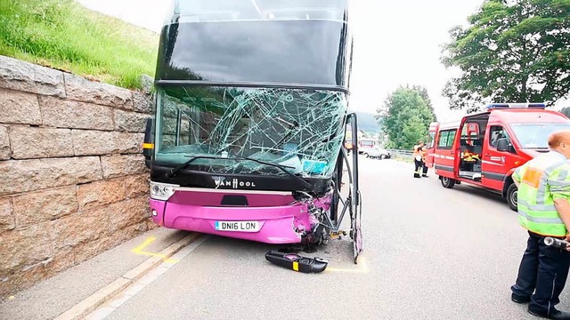 Im Schwarzwald ist ein Audi einen Reisebus gekracht.  | Foto: kamera24