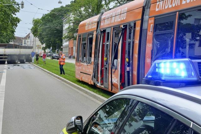 Mehrere Leichtverletzte nach Kollision von Tram und Schwerlaster