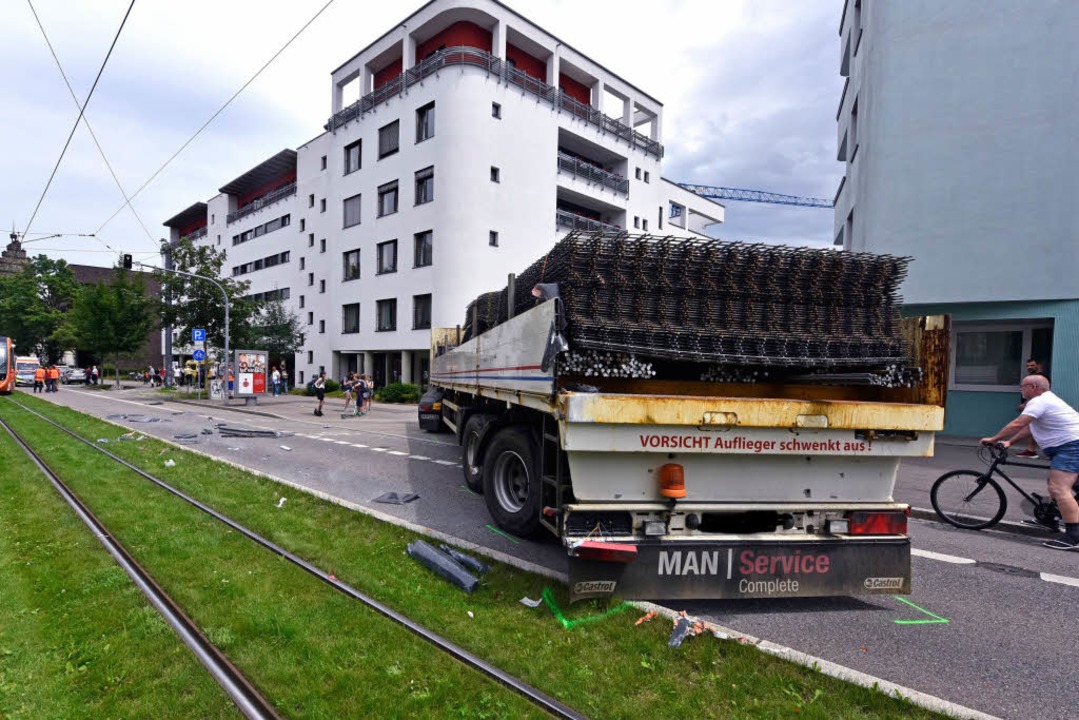 Beim Ausschwenken krachte der Laster in die Bahn.  | Foto: Michael Bamberger