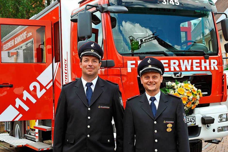 Der Abteilungskommandant der Wellendinger Feuerwehr Ralf Selb (rechts) und sein Stellvertreter Benedikt Albert vor dem neuen LF20KatS. (Foto: Wolfgang Scheu) Der Abteilungskommandant der Wellendinger Feuerwehr Ralf Selb (rechts) und sein Stellvertreter Benedikt Albert vor dem neuen LF20KatS. (Foto: Wolfgang Scheu)