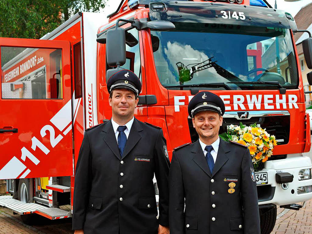 Der Abteilungskommandant der Wellendinger Feuerwehr Ralf Selb (rechts) und sein Stellvertreter Benedikt Albert vor dem neuen LF20KatS.