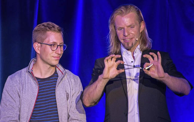 Zauber oder Tuschung? Mentalist  Alex...rkeller die beiden verbogenen Gabeln.   | Foto: Olaf Michel