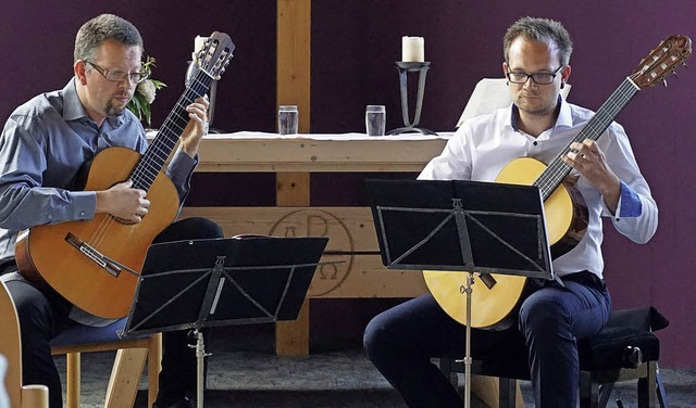 Die beiden Gitarrenlehrer der Musiksch...der evangelischen Kirche in hlingen.   | Foto: Werner Steinhart