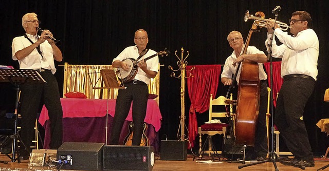 Helmut Dold und seine Combo in der Festhalle Tunsel   | Foto: Anne Freyer