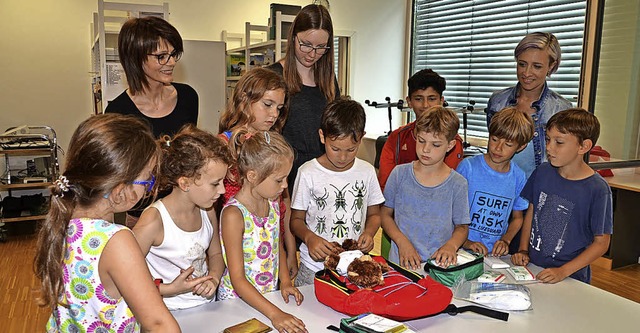 Die Juniorhelfer inspizieren den neuen Erste-Hilfe-Rucksack.   | Foto: R. Vitt