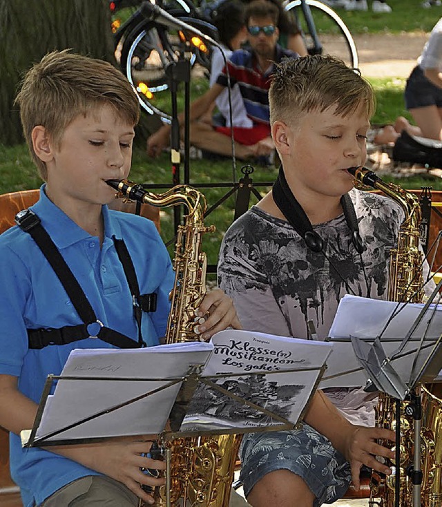 Die einen spielen Musik, die anderen e...Die jungen Blser machten das mglich.  | Foto: Daniel Gramespacher