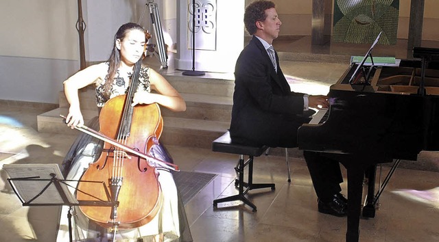 Natalia Dauer (Cello) und Carl Wolf (K... in der Stadtkirche in Bad Sckingen.   | Foto: Michael Gottstein