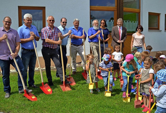 Den symbolischen Spatenstich fr den A...hmen Erwachsene und Kinder gemeinsam.   | Foto: Liane Schilling