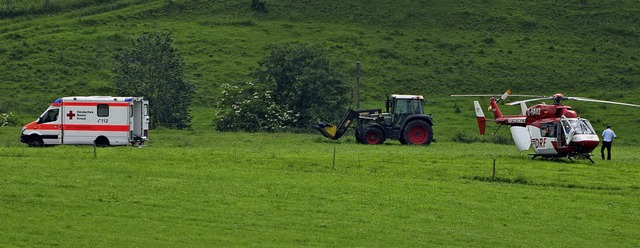 Mit dem Rettungshubschrauber wurde der...e Landwirt in die Uniklinik geflogen.   | Foto: KamerA 24