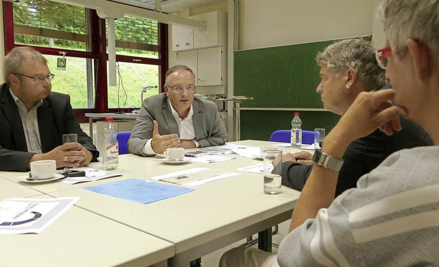 Brgermeister Alexander Guhl (von link...die Zukunft der kleinen Grundschulen.   | Foto: Jannik Jrgens