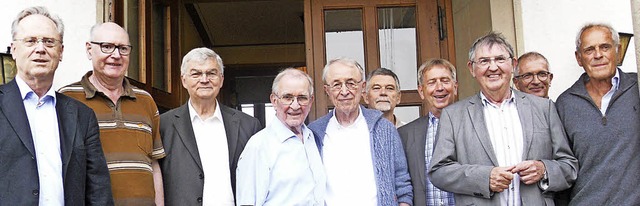 Sieben ehemalige Schler und drei Lehrer stellten sich fr ein Gruppenfoto auf.   | Foto: Hartwig Kluge