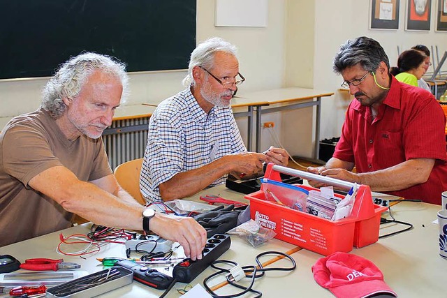 Ehrenamtliche Tftler lten und schrauben, um technische Gerte zu retten.  | Foto: Anja Bertsch