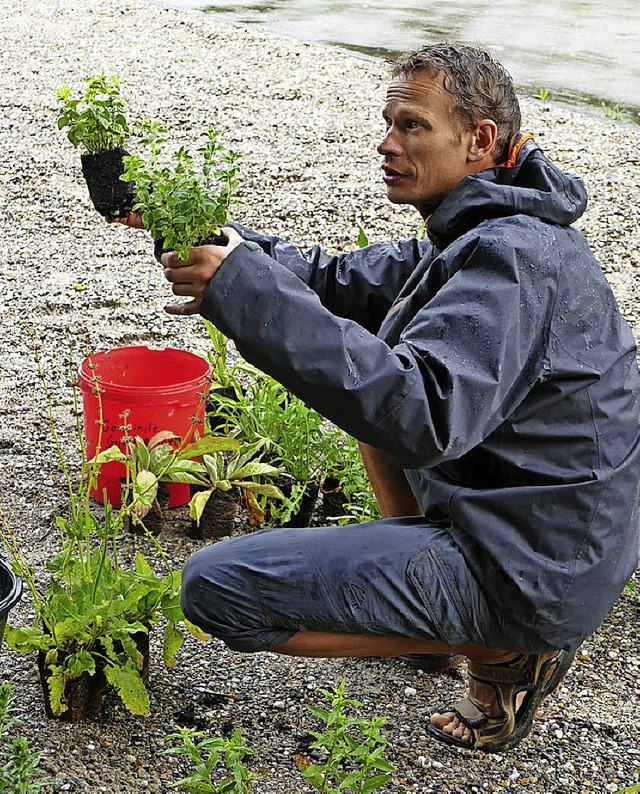 Andr Grabs erklrt den Umgang mit den Pflanzen.   | Foto: Lena Roser