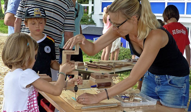Zu den Angeboten beim Schulfest in Hol...rte auch diese mobile Holzwerkstatt.   | Foto: Claudia Bachmann-Goronzy