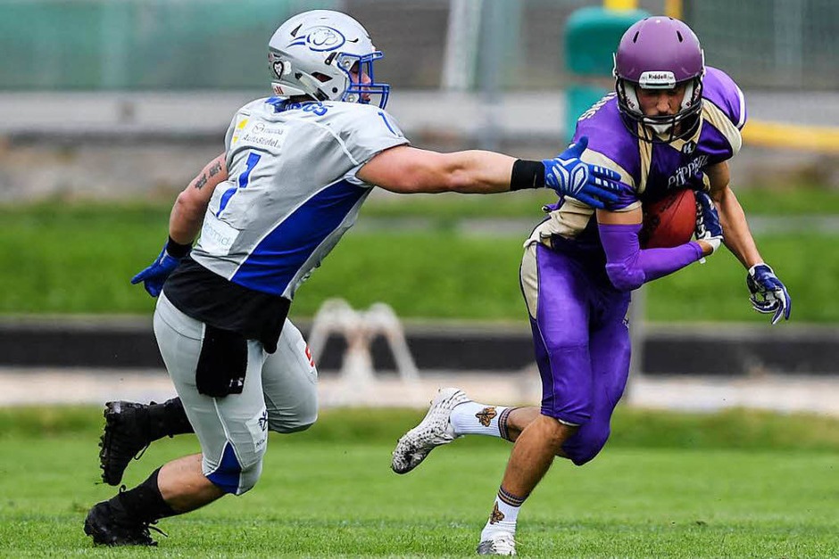 Action rund ums Ei der Begierde – American Football im FT-Sportpark bei den Freiburger Sacristans. (Foto: Patrick Seeger) Action rund ums Ei der Begierde – American Football im FT-Sportpark bei den Freiburger Sacristans. (Foto: Patrick Seeger)