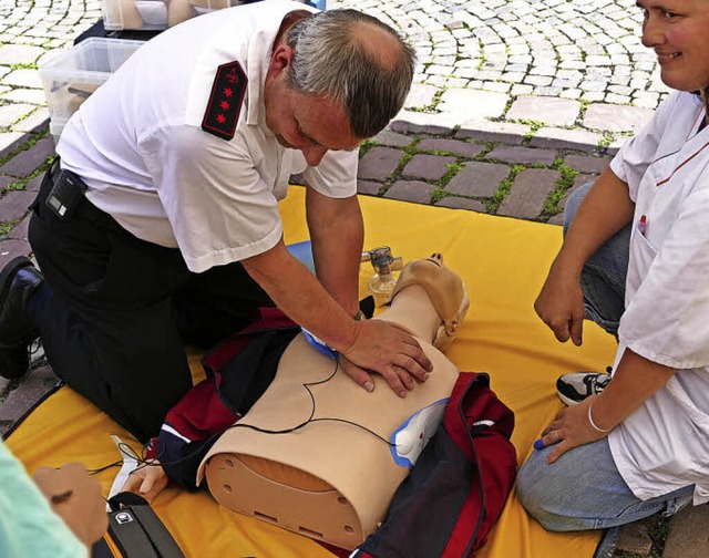 Leben retten, kann gelernt werden: Herzmassage an der Puppe.  | Foto: Luisa Diegelmann